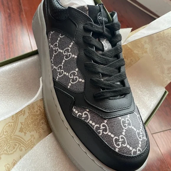 Gucci Men's Black and White Logo Sneakers - Picture 3 of 7